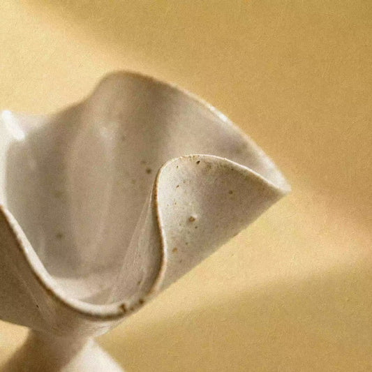 Porta incienso de pétalos de cerámica